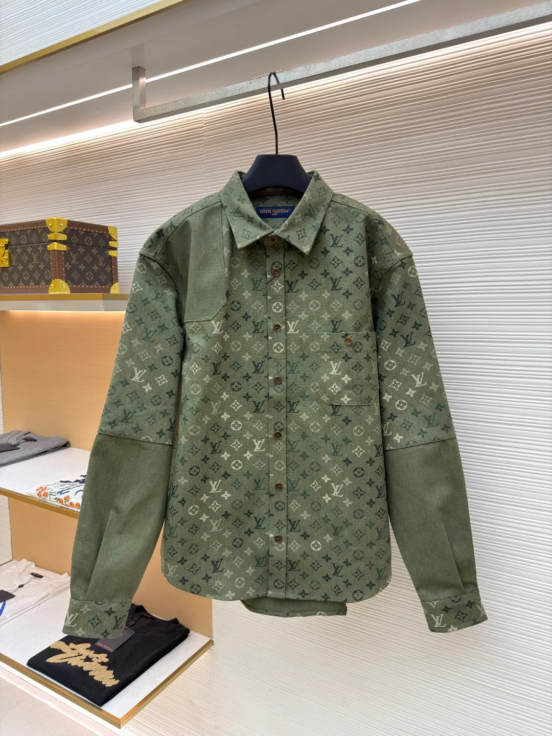 LOUIS VUITTON work jacket-style shirt with full lapel print ●Original version: Purchased and developed for 16,000 ●Item number: 1681953-B50 ●Fabric: denim fabric ●Technology: Printing ●Color: green ●Version: fitted version ●Weight: about 770 grams ●Size: S-M-L-XL ●Description: This LV lapel all-printed work jacket-style shirt adopts positioning cutting technology: before cutting the fabric pieces, the position of the all-printed Monogram pattern is locked through digital typesetting to ensure that the pattern is continuous and without misalignment after splicing, and the pattern alignment error between the body and the solid color splicing area is controlled within 0.5cm. The printing process uses digital direct injection technology: the pigment penetrates the fabric fibers with micron-sized particles, presenting a low-saturation vintage tone while maintaining the breathability of the fabric. The wear resistance of the printing layer reaches level 5 (friction test ≥ 200 times without falling off). The body is made of twill canvas blended fabric, and the splicing parts are reinforced with double-needle buried clip technology. The buttons are made of brass-plated matte paint, and the stitching is made of high-tenacity nylon thread with a tensile strength of 150N. The overall process takes into account both visual integrity and practical durability. The overall wiring is straight and delicate, the fabric is comfortable and soft, and the color is consistent without color difference. It can be matched with the same style to create a fashionable look and control various occasions. Customized accessories, complete with three standards, same style for men and women!